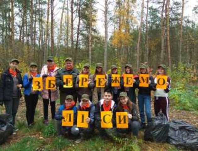Як волинські школярі з лісівниками прибирали ліс. ФОТО