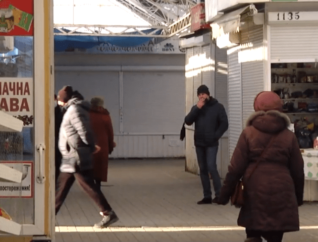 «У суботу заробила 27 гривень, в неділю – 50». Як працює луцький Завокзальний ринок під час локдауну