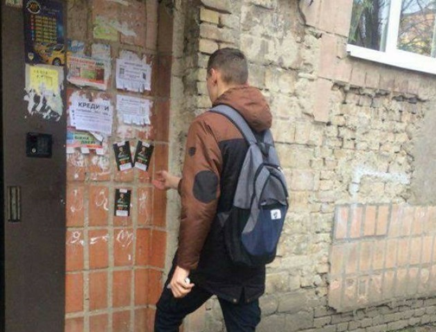 Муніципали зловили хлопця, який обклеював під'їзди рекламою. ФОТО