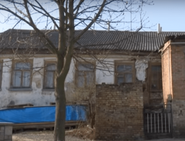 У Луцьку будинок сповзає просто під стіни міської ради. ВІДЕО