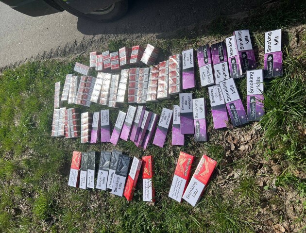 На Волині правоохоронці зупинили бус з контрафактними цигарками