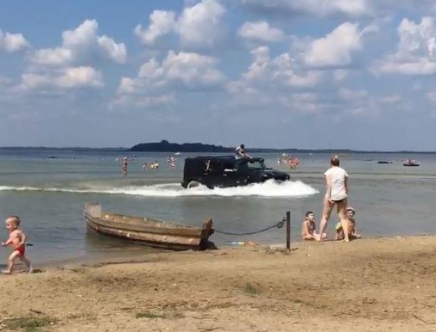 На Світязі Hummer ганяв по пляжу та заїхав у озеро. ВІДЕО