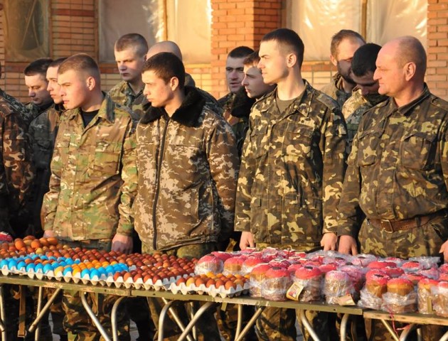 Пасха під обстрілами: черкаські священники відправили в АТО більше тисячі пасочок. ВІДЕО