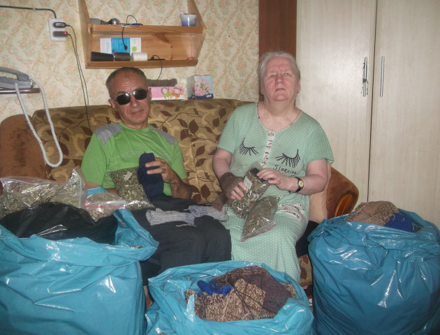 Лучанка зв'язала більше тисячі рукавиць для бійців АТО