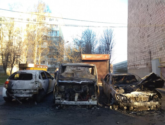 У Луцьку вночі згоріло три автомобілі
