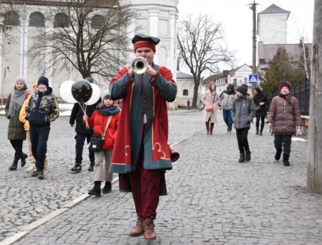 Луцький кликун зібрав 100 тисяч гривень на зарядні станції для армії