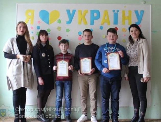 На Волині школярі у парку знайшли сумку, повну грошей, золота і документів