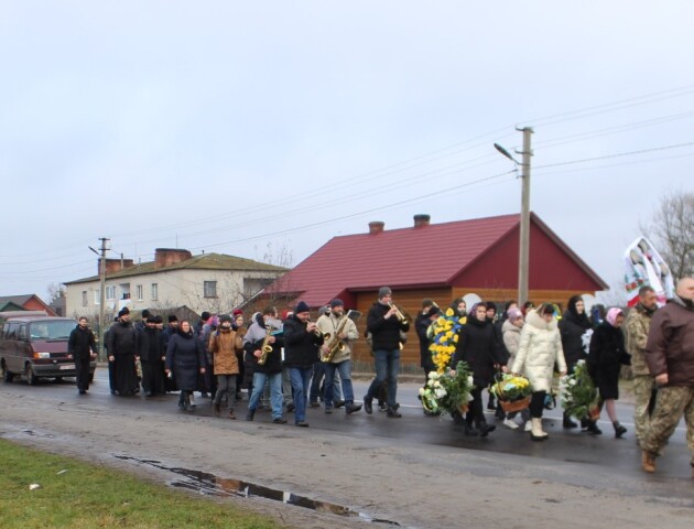 На Волині попрощалися з полеглим на війні батьком трьох дітей Віталієм Потарасем. ФОТО