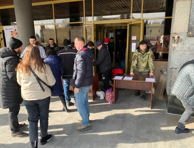 Лучани масово приносять усе необхідне у пункти збору товарів для тероборони