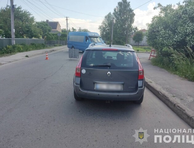 ДТП на Волині: легковик виїхав на тротуар і збив двох людей