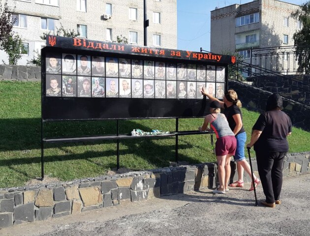 У Рожищі встановили стенди з портретами загиблих бійців
