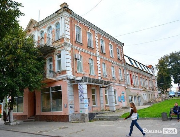 У центрі Луцька руйнується старовинна будівля. ВІДЕО