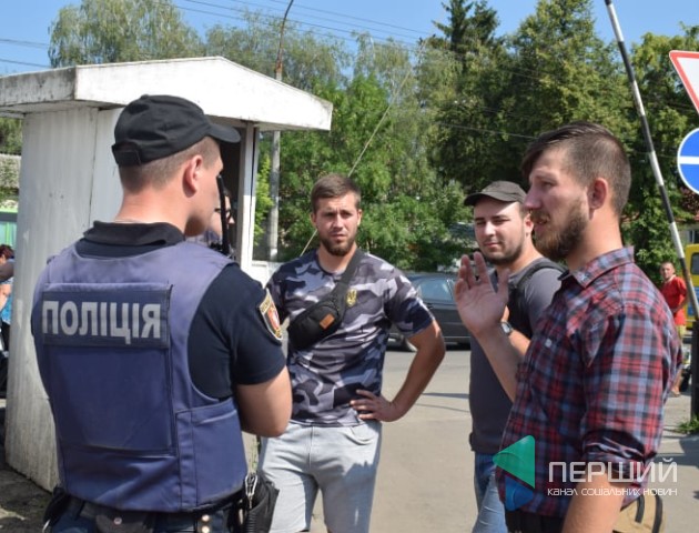 У Луцьку вимагають впорядкувати парковку на Центральному ринку. ФОТО