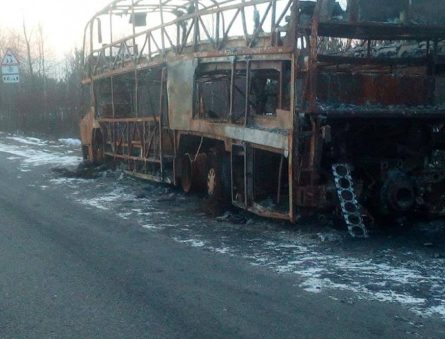 На дорозі під Ковелем досі стоїть автобус «Київ-Варшава», який згорів більше місяця тому. ФОТО