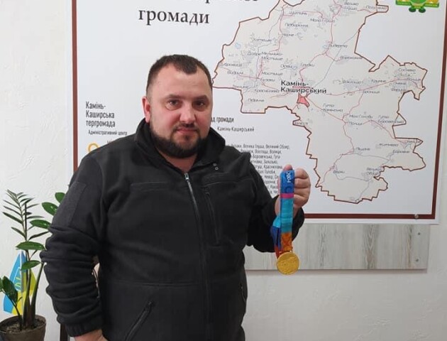 Паралімпійський чемпіон з Волині продає золоту медаль для допомоги армії