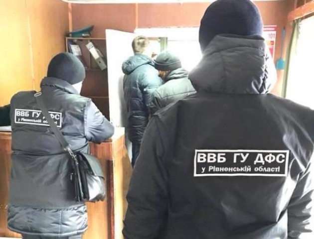 На Рівненщині затримали на хабарі цілу зміну місцевих митників