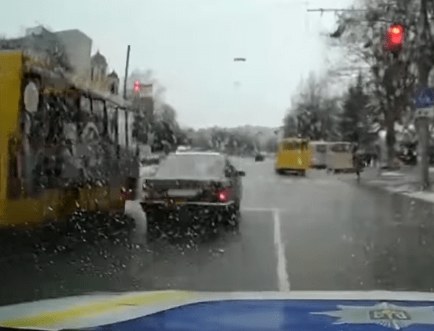У Луцьку водій маршрутки проїхав перехрестя на червоний сигнал світлофора