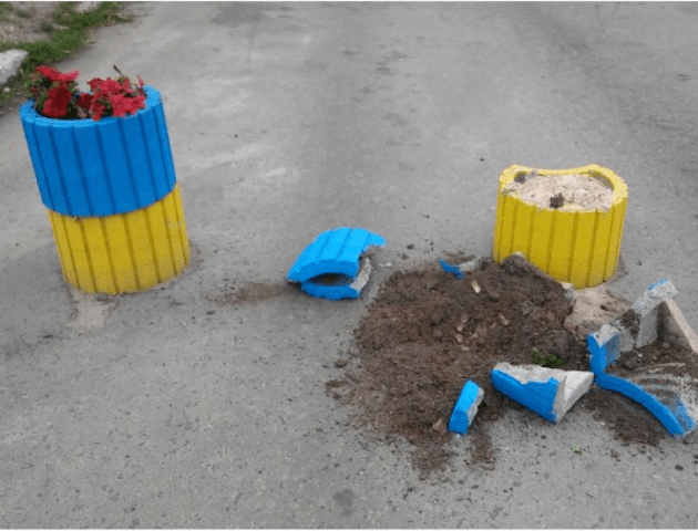 На Волині вандали побили тумби біля сільської школи. ФОТО