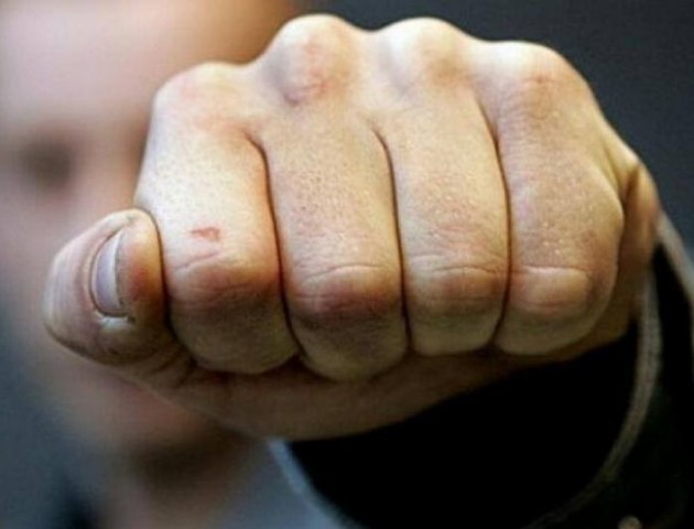 Лучанин наніс тілесні ушкодження поліцейській