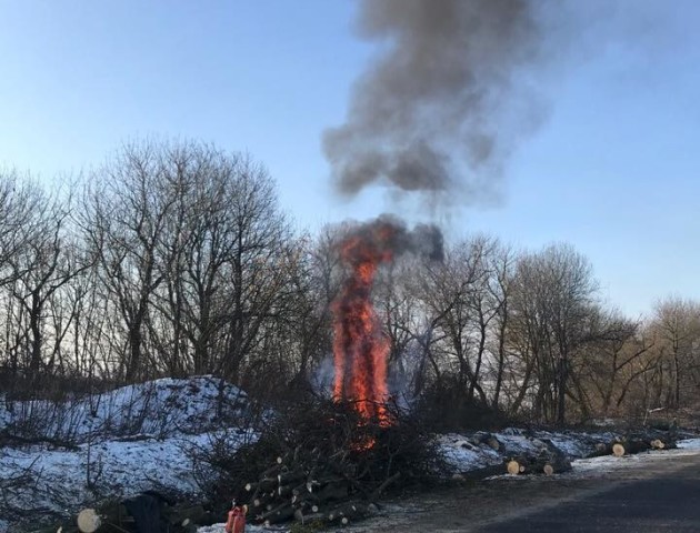 Волинські дорожники палять величезні костри незважаючи на заборону
