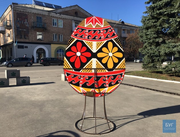 Центр Нововолинська прикрасили двометрові писанки. ФОТО