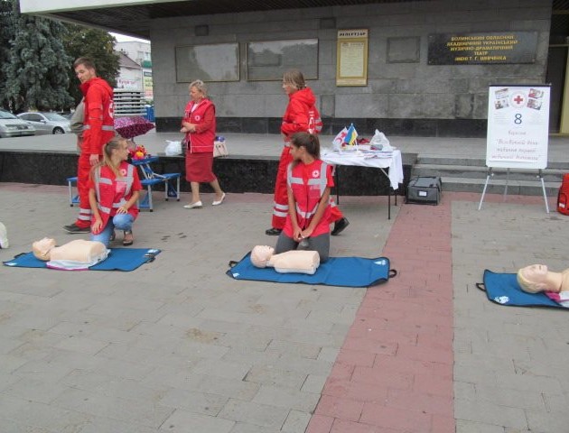 У центрі Луцька вчилися рятувати людей. ФОТО