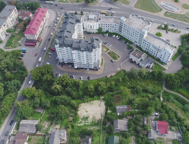 У центрі Луцька продають земельну ділянку. ФОТО