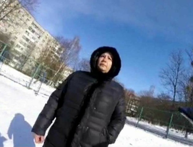У Луцьку затримали жінку, яка вигулювала пса на дитячому майданчику