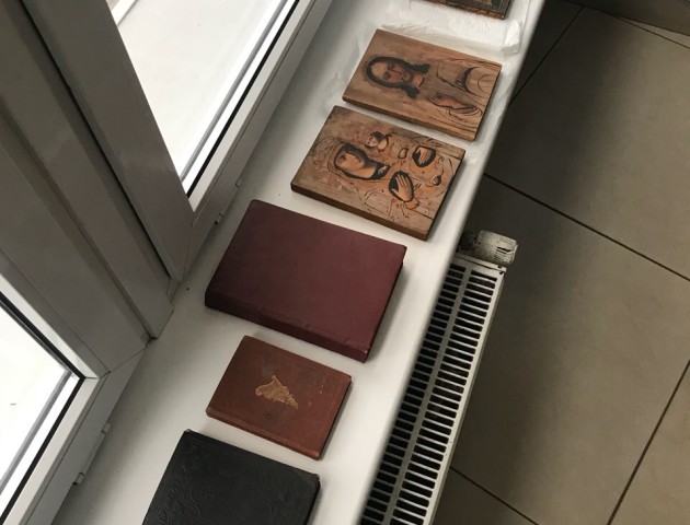 Через «Ягодин» іноземець намагався перевезти старовинні книги, ікони та тарілки. ФОТО