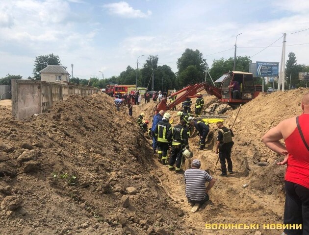 У Луцьку людей засипало землею: на місці працюють медики і рятувальники. ФОТО