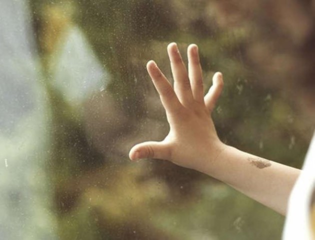 У Києві померла 7-річна дитина, яка випала з вікна
