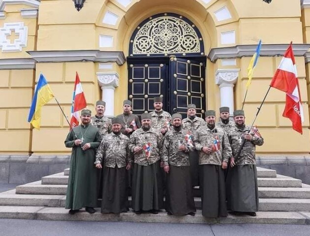 У Луцьку збирають підписи на захист військових капеланів