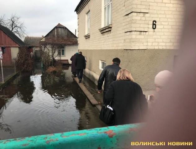 Ковельчани зірвали сесію міської ради, бо їхні будинки затопила каналізація.ВІДЕО
