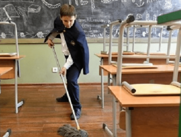 «Навіть якби учні стояли з ганчірками, директор не може це дозволити», - луцька юристка