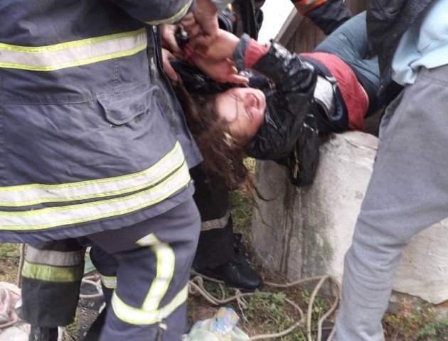 На Волині дівчина і її рятівник влетіли в 9-метровий колодязь. ФОТО