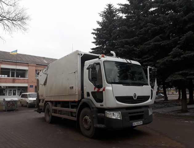 Голова Княгининівської ОТГ показала новий сміттєвоз громади. ФОТО