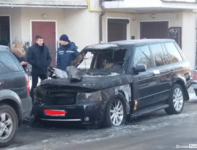 Відомо, кому належить позашляховик, що згорів у Луцьку