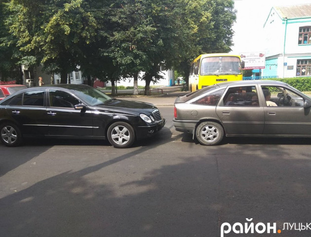 Аварія в Луцьку: Mercedes «наздогнав» Opel. ФОТО