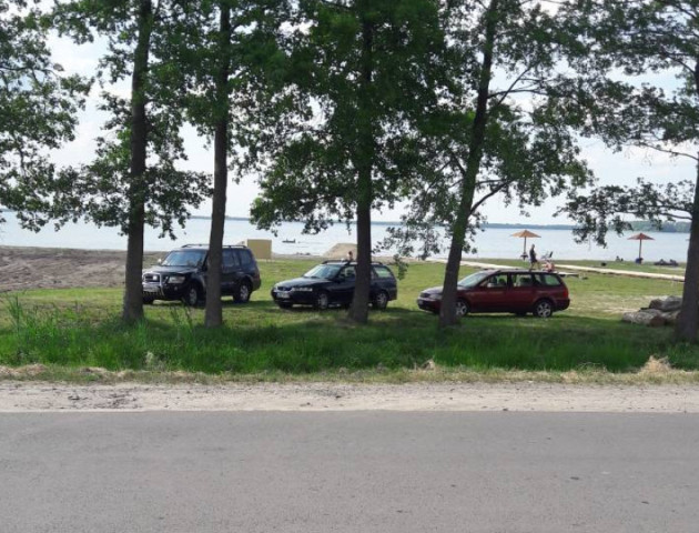 На Світязі на пляжі влаштували парковку. ФОТО