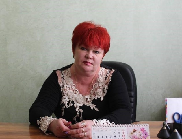Завідуюча луцьким дитсадком розпиває горілку в центрі міста в розпал робочого дня. ФОТО