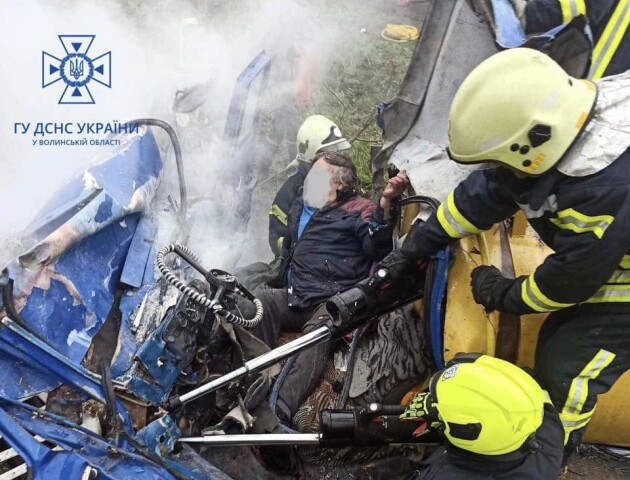 Поблизу Луцька розбився молоковоз: водія вирізали з авто. ФОТО