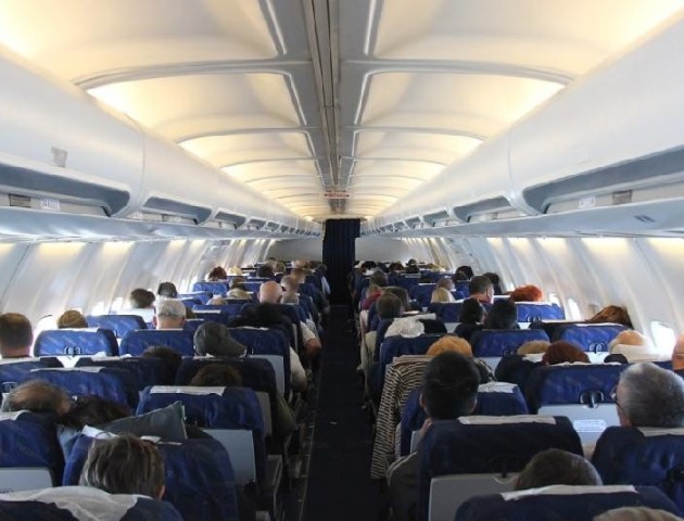 Пасажир літака вдарив чоловіка ножем через запах шкарпеток