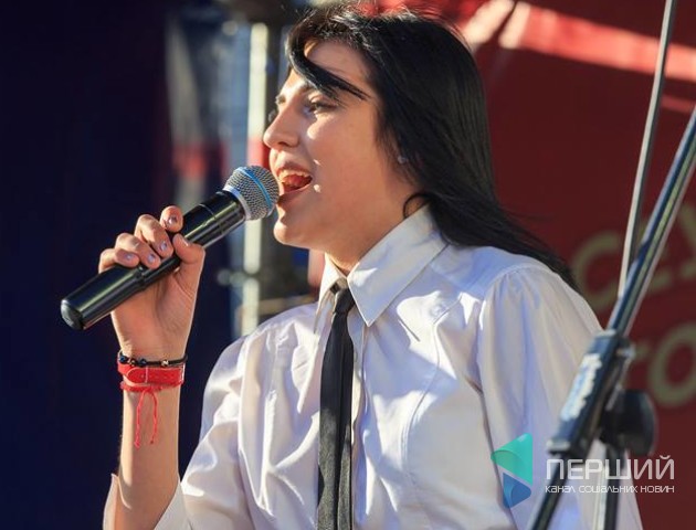 Лучанка перемогла в «Караоке на Майдані». ВІДЕО