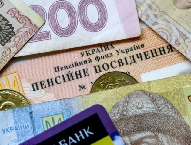 Працюючим пенсіонерам збережуть усі соцвиплати