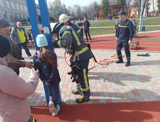 На Волині рятували дитину, яка застрягла у стійці баскетбольного кільця