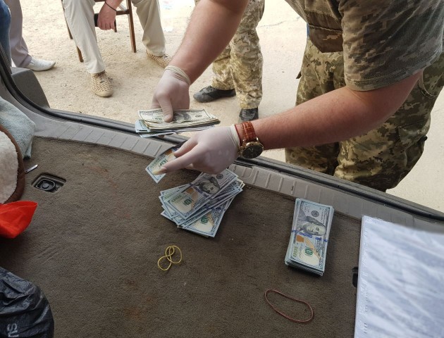 На Буковині хабарник помер просто під час затримання правоохоронцями. ФОТО