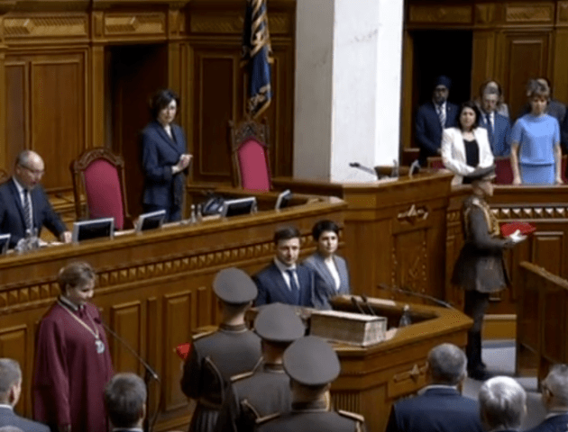 Посвідчення Зеленського впало на підлогу