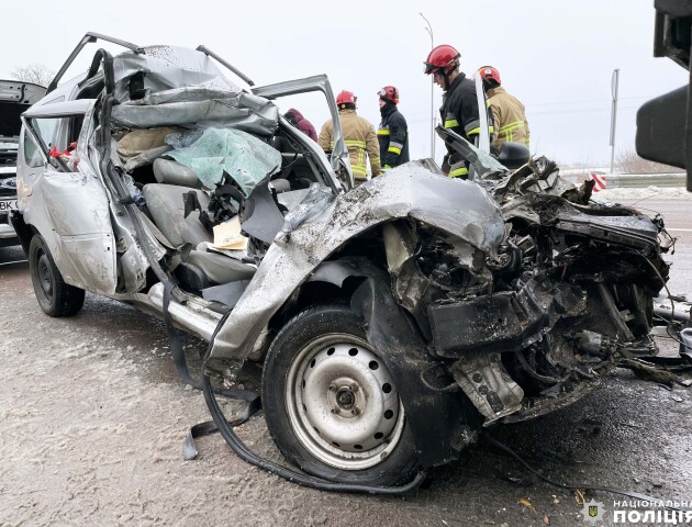 На Рівненщині у вантажівку волинянин врізалася автівка