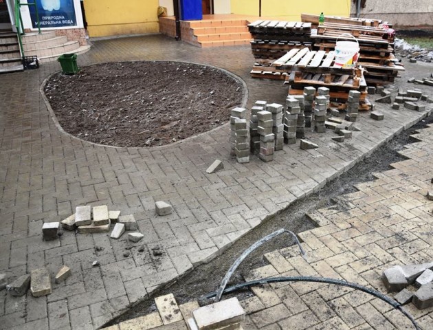 Як облаштовують сквер на місці алеї троянд в Луцьку. ФОТО