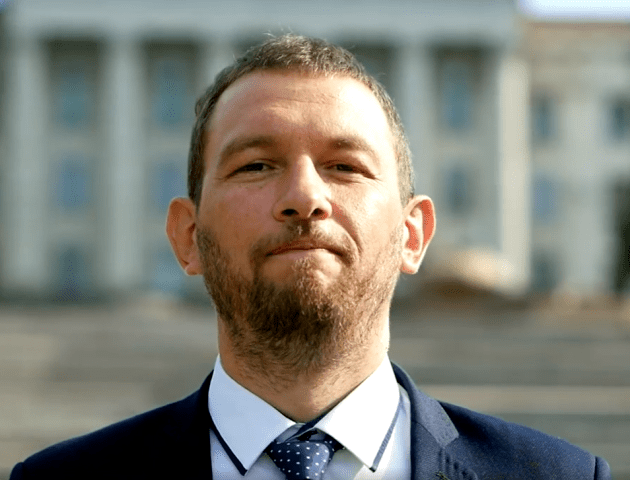 «Всі хочуть крісло»: кандидат у нардепи від Луцька зняв креативне відео